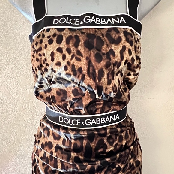 This Dolce & Gabbana 100% SILK
leopard-print ruched bodycon mini dress - Picture 2 of 16